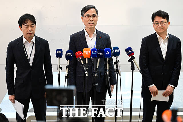 압송되는 한국인 피의자 73명의 모습.