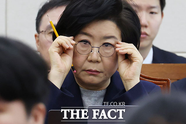 의원 질의에 답하는 이혜훈 후보자.