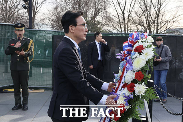 김민석 국무총리가 22일(현지시간) 오후 미국 워싱턴DC 한국전 참전기념공원을 찾아 헌화하고 있다. /국무총리실