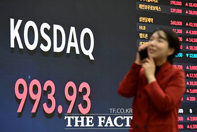 이날 '오천피' 마감을 기대하며 마련된 기념식이 순연되며 빈 자리들이 보이고 있다.