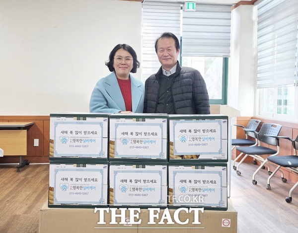 대전시 서구 둔산2동 지역사회보장협의체가 23일 설 명절을 맞아 취약계층을 위한 '떡국떡 꾸러미 나눔 행사'를 진행한 가운데 관내 노인주간보호센터인 '우솔행복한실버케어'가 전병 기부로 동참했다. /대전 서구