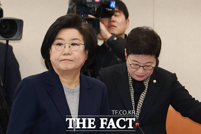 임이자 위원장에게 선서문 전달한 뒤 후보자석으로 이동하는 이혜훈 기획예산처 장관 후보자.