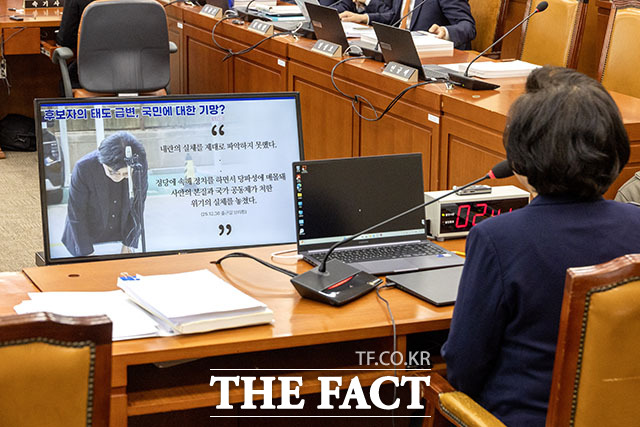 의원 질의에 답하는 이혜훈 후보자.