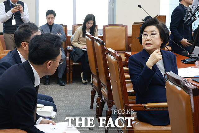 임이자 위원장에게 선서문 전달한 뒤 후보자석으로 이동하는 이혜훈 기획예산처 장관 후보자.