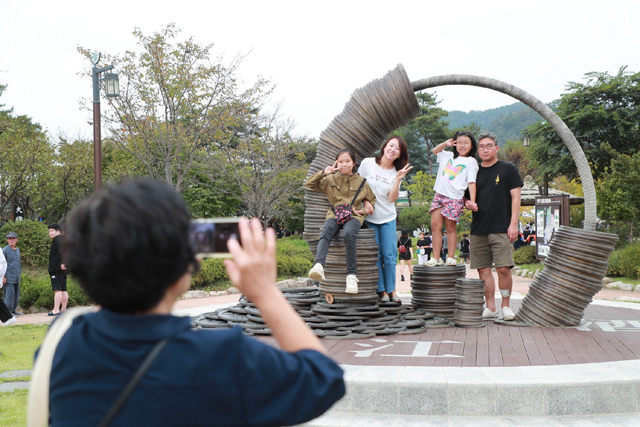 삼강나루주막축제에서 가족 단위 관광객들이 기념사진을 찍고 있다. /예천군