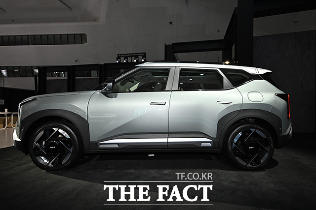 기아가 23일 오전 서울 중구 동대문디자인플라자 아트홀 1관에서 개최한 디 올 셀토스 미디어 데이에서 디 올 셀토스 차량이 공개되고 있다. /송호영 기자