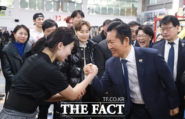 유승민 대한체육회장(왼쪽)과 대화를 나누고 있는 정청래 대표.