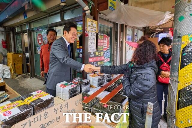 이재명 대통령은 23일 울산 타운홀미팅에 앞서 울주군에 위치한 남창옹기종기시장을 깜짝 방문했다. 이 대통령이 2025년 10월 20일 오후 경기도 일산시장을 찾아 상인과 인사를 나누고 있다. /청와대