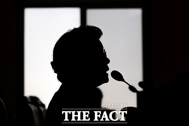 의원 질의에 답하는 이혜훈 후보자.