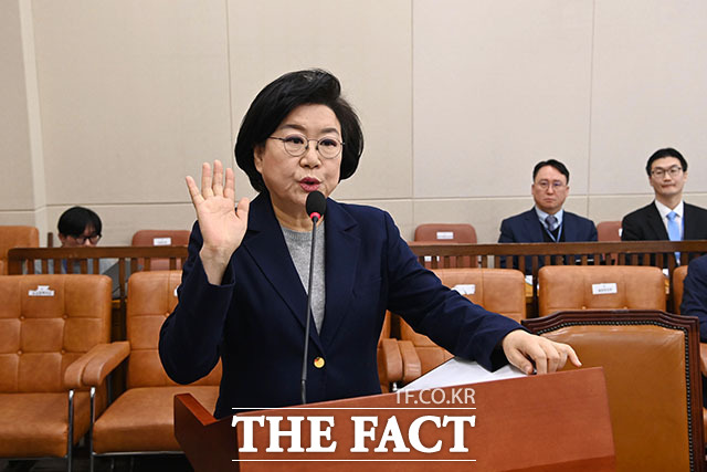 임이자 위원장(왼쪽)에게 선서문 전달한 뒤 인사 나누는 이 후보자.