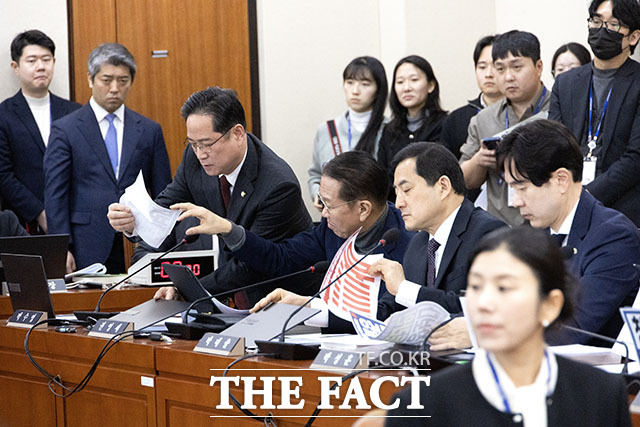 '보좌진 갑질 의혹' 이혜훈 청문회장에 등장한 '야!!!!!' 피켓