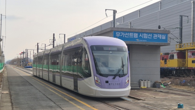서울시는 위례선(트램) 차량이 오는 2월부터 실제 노선에서 본선 시운전을 본격 시작한다고 밝혔다. /서울시