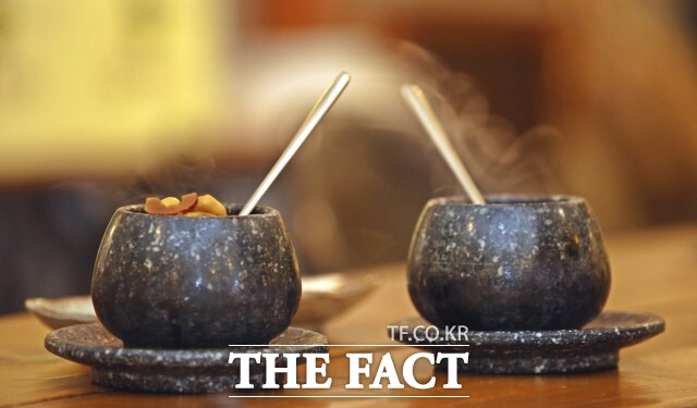 쌍화탕이라는 이름은 서로 조화를 이룬다는 뜻을 담고 있다. 한의학에서 말하는 기와 혈, 음과 양의 균형을 함께 보완한다는 개념이다. /정읍