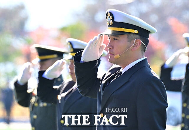 이재용 삼성전자 회장의 장남 이지호 해군 소위가 지난해 11월 28일 경남 창원시 진해구 해군사관학교에서 열린 제139기 해군사관후보생 임관식에서 경례하고 있다. /박헌우 기자
