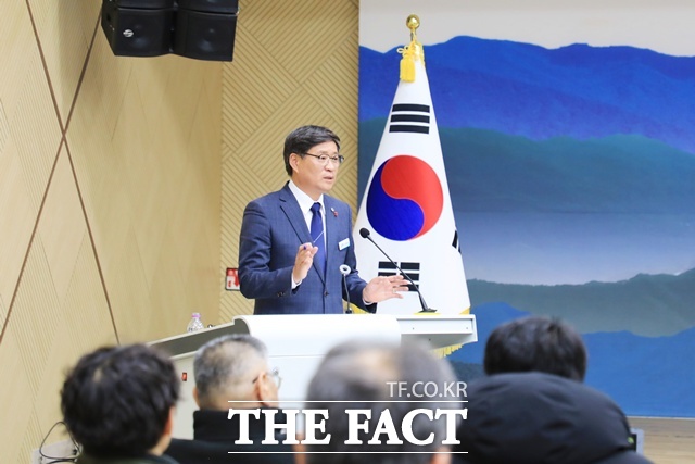 진병영 함양군수가 23일 출입기자 신년간담회에서 올해 군정 운영 방향을 설명하고 있다. /함양군