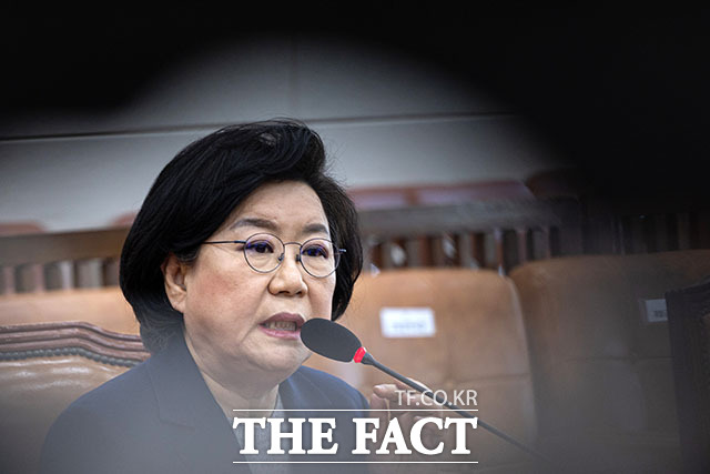 의원 질의에 답하는 이혜훈 후보자.