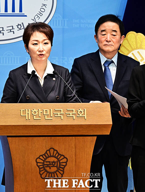 강득구 더불어민주당 최고위원이 23일 오후 서울 여의도 국회 소통관에서 긴급 기자회견을 열고 정청래 더불어민주당 대표에 대한 발언을 하고 있다. 왼쪽부터 이언주 최고위원, 강 최고위원, 황명선 최고위원. /국회=배정한 기자