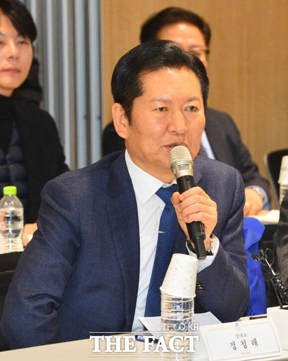 유승민 대한체육회장(왼쪽)과 대화를 나누고 있는 정청래 대표.