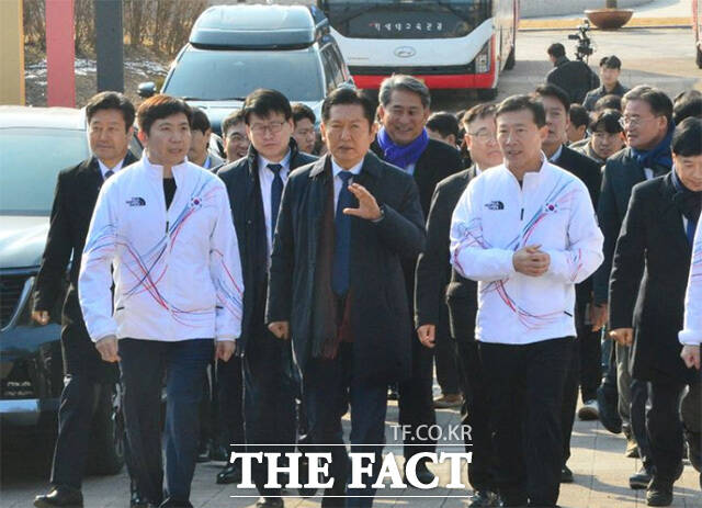 유승민 대한체육회장(왼쪽)과 대화를 나누고 있는 정청래 대표.