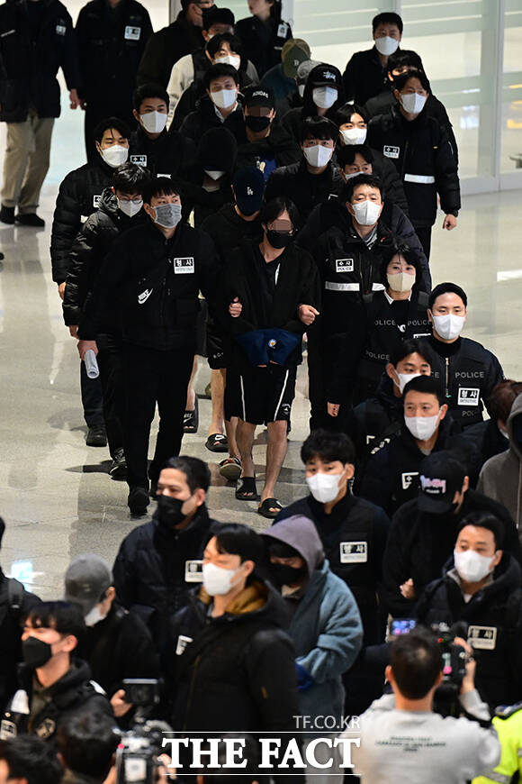 압송되는 한국인 피의자 73명의 모습.