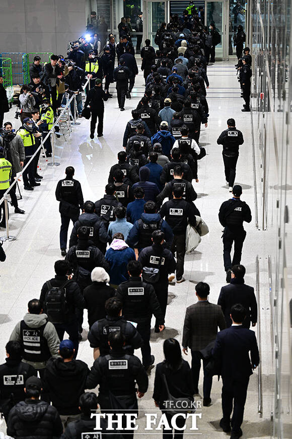 압송되는 한국인 피의자 73명의 모습.