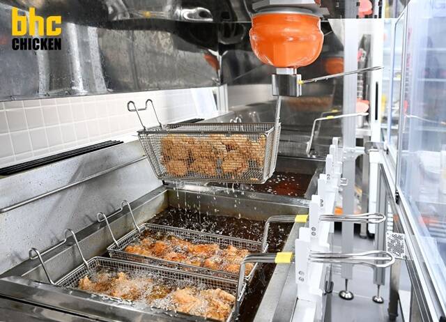 bhc가 튀봇 도입 매장을 전국 40곳으로 확대한다. /다이닝브랜즈그룹