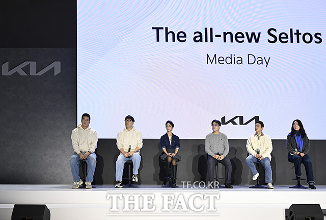 안서희 기아 넥스트디자인외장2팀장과 이민영 기아 넥스트디자인내장1팀장, 장수진 기아 넥스트CMF팀장, 손용준 기아 국내상품1팀장, 정두석 기아 MSV프로젝트4팀장(왼쪽부터) 등 관계자들이 취재진의 질의를 듣고 있다.