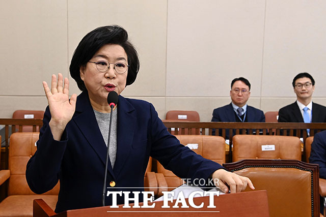 이혜훈 기획예산처 장관 후보자가 23일 오전 서울 여의도 국회 재정경제기획위원회에서 열린 인사청문회에서 선서하고 있다. /국회=남용희 기자