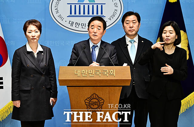 강득구 더불어민주당 최고위원이 23일 오후 서울 여의도 국회 소통관에서 긴급 기자회견을 열고 정청래 더불어민주당 대표에 대한 발언을 하고 있다. 왼쪽부터 이언주 최고위원, 강 최고위원, 황명선 최고위원. /국회=배정한 기자