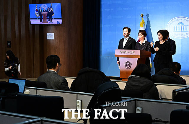 강득구 더불어민주당 최고위원이 23일 오후 서울 여의도 국회 소통관에서 긴급 기자회견을 열고 정청래 더불어민주당 대표에 대한 발언을 하고 있다. 왼쪽부터 이언주 최고위원, 강 최고위원, 황명선 최고위원. /국회=배정한 기자