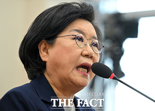 의원 질의에 답하는 이혜훈 후보자.