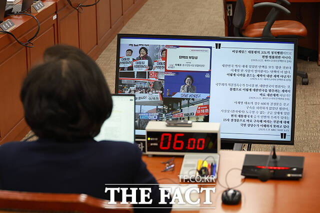 임이자 위원장에게 선서문 전달한 뒤 후보자석으로 이동하는 이혜훈 기획예산처 장관 후보자.