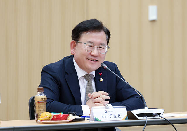 이승돈 농진청장은 기후변화연구동은 외부 환경에서는 조건 통제가 어려워 재배기술 연구에 한계가 있었다며 시설 내에서 극한 기후 조건을 구현해 작물 재배 과정과 토양 침식 등을 정밀하게 분석하기 위한 목적이라고 설명했다./공동취재단