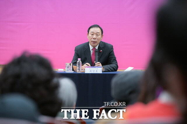 최민호 세종시장이 22일 조치원읍 행복누림터에서 열린 올해 두 번째 시민과의 대화를 주재하고 있다. /세종시