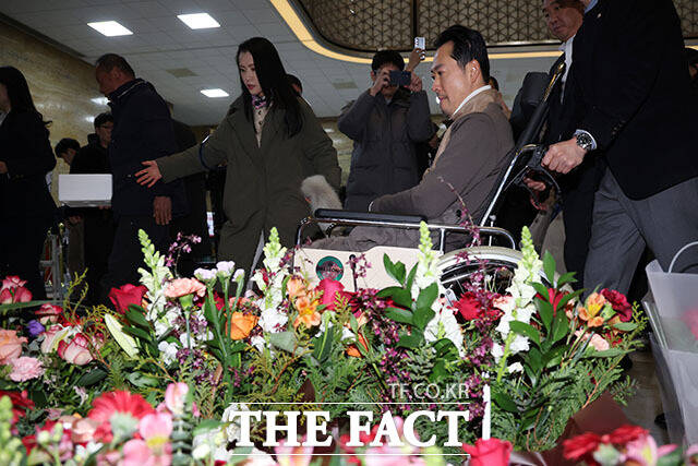 장 대표가 국회 로텐더홀에서 22일 낮 8일째 이어간 단식을 종료하고 병원으로 가기 위해 이동하는 모습. 장 대표가 병원으로 옮겨진 뒤에도 농성장을 찾는 국민의힘 당원과 장 대표 지지자들의 발길이 이어졌다. /배정한 기자