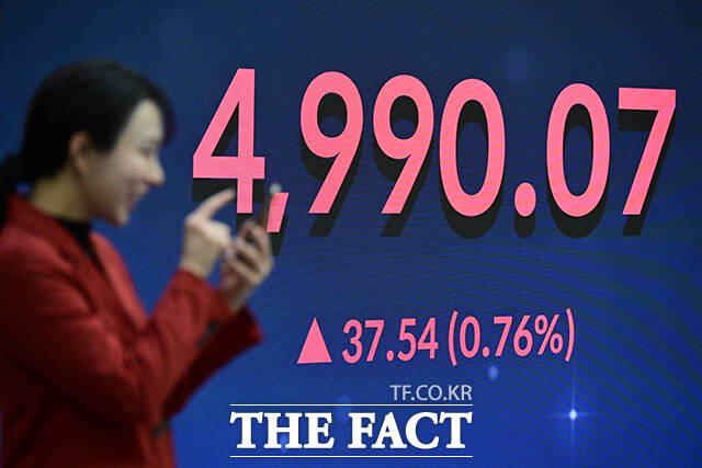 이날 '오천피' 마감을 기대하며 마련된 기념식이 순연되며 빈 자리들이 보이고 있다.