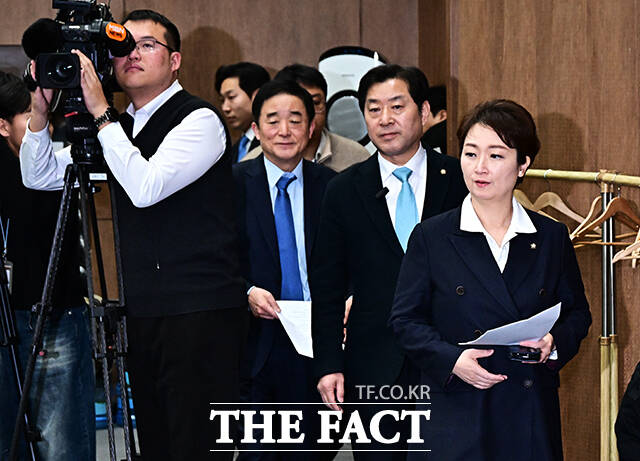 강득구 더불어민주당 최고위원이 23일 오후 서울 여의도 국회 소통관에서 긴급 기자회견을 열고 정청래 더불어민주당 대표에 대한 발언을 하고 있다. 왼쪽부터 이언주 최고위원, 강 최고위원, 황명선 최고위원. /국회=배정한 기자