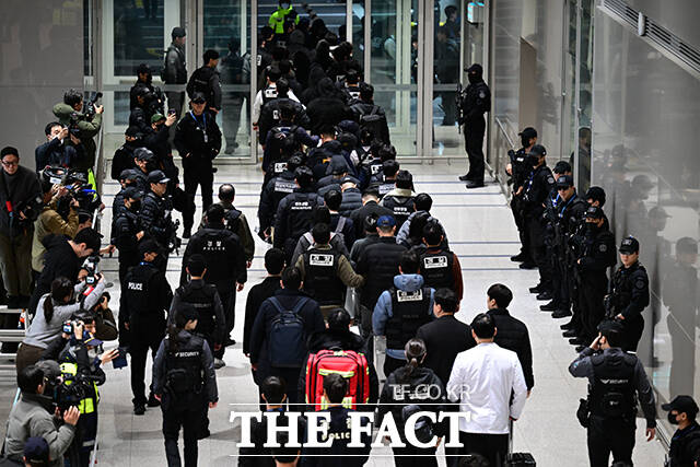 압송되는 한국인 피의자 73명의 모습.