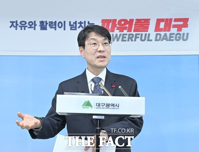 지난 19일 대구시청에서 대구·경북 행정통합과 관련해 기자회견을 하는 김정기 대구시장 권한대행 행정부시장. /대구시