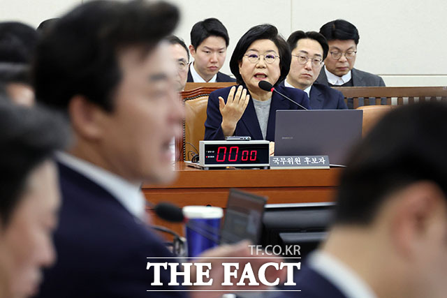 의원 질의에 답하는 이혜훈 후보자.