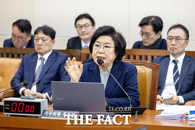 의원 질의에 답하는 이혜훈 후보자.