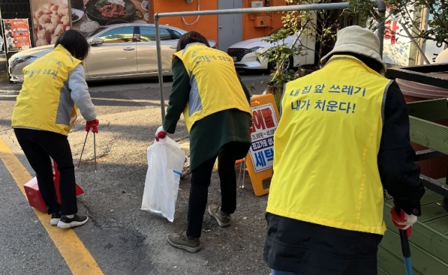 관악구가 올해 상반기 '강감찬 관악형 민생안정일자리' 참여자를 모집한다. 사진은 지난해 강감찬 일자리 활동 모습. /관악구
