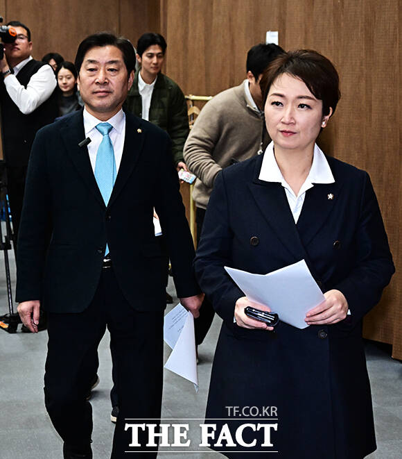 강득구 더불어민주당 최고위원이 23일 오후 서울 여의도 국회 소통관에서 긴급 기자회견을 열고 정청래 더불어민주당 대표에 대한 발언을 하고 있다. 왼쪽부터 이언주 최고위원, 강 최고위원, 황명선 최고위원. /국회=배정한 기자