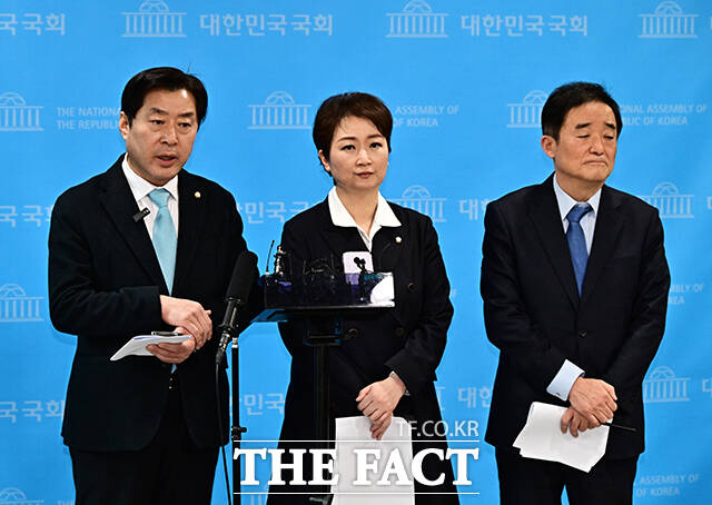 강득구 더불어민주당 최고위원이 23일 오후 서울 여의도 국회 소통관에서 긴급 기자회견을 열고 정청래 더불어민주당 대표에 대한 발언을 하고 있다. 왼쪽부터 이언주 최고위원, 강 최고위원, 황명선 최고위원. /국회=배정한 기자