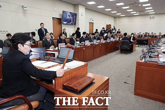 의원 질의에 답하는 이혜훈 후보자.