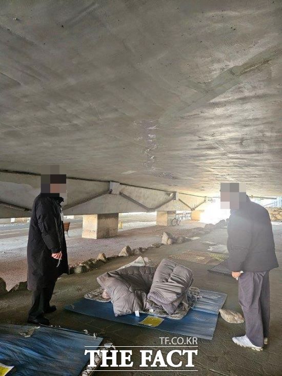 용인시 처인구 관계자가 겨울철 한파에 주거 취약계층을 보호하기 위한 현장 점검을 하고 있다. /처인구