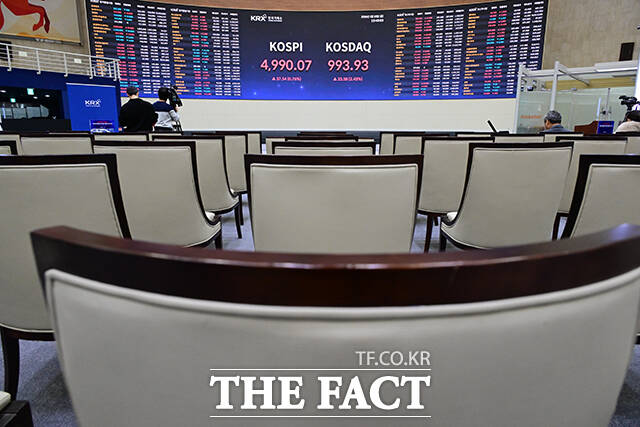 이날 '오천피' 마감을 기대하며 마련된 기념식이 순연되며 빈 자리들이 보이고 있다.