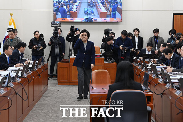 임이자 위원장(왼쪽)에게 선서문 전달한 뒤 인사 나누는 이 후보자.