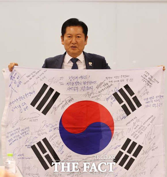 유승민 대한체육회장(왼쪽)과 대화를 나누고 있는 정청래 대표.