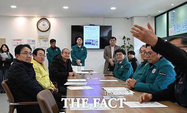 김광용 행정안전부 재난안전관리본부장(왼쪽 두 번째)이 23일 충남 천안시 이동노동자 쉼터를 방문해 운영 및 관리 실태를 점검하고 있다. /행정안전부